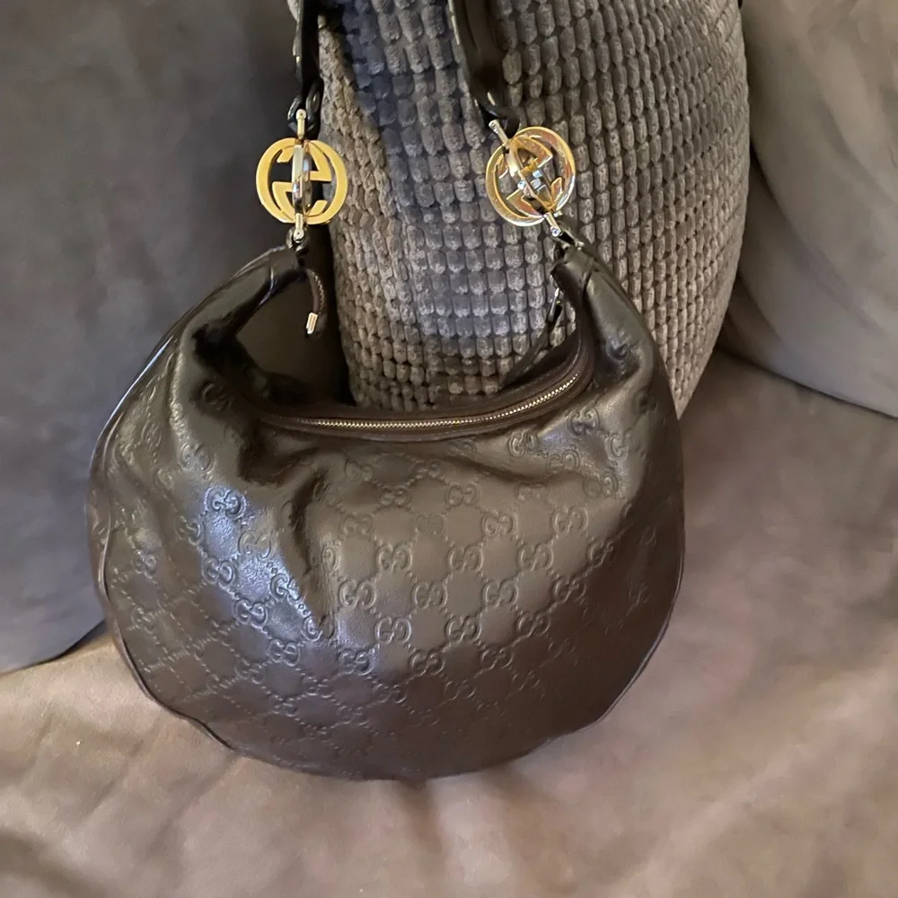 ~ SOLD ~ Gently used GUCCI hobo shoulder bag ~ 👜💃🏽 - Picture 2 of 11
